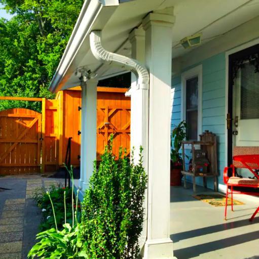 Peaceful Private Cottage, Walk To Park & 5 Mins To Downtown