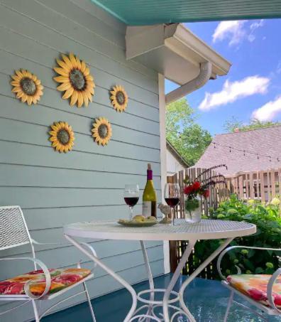 Peaceful Private Cottage, Walk To Park & 5 Mins To Downtown *