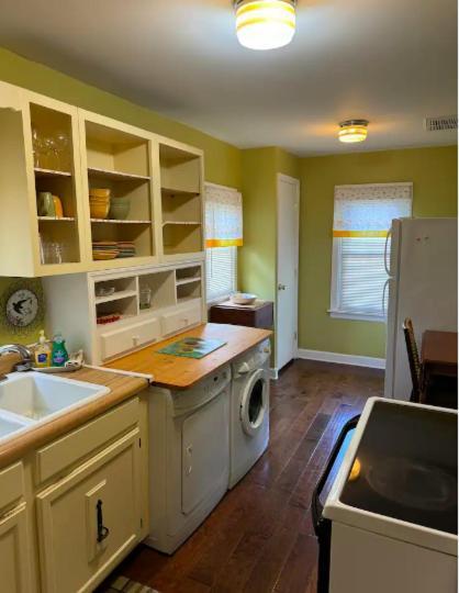 Peaceful Private Cottage, Walk To Park & 5 Mins To Downtown Guest house *