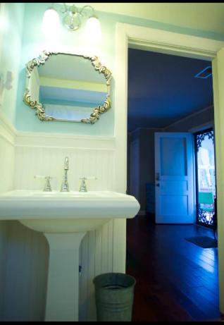 Peaceful Private Cottage, Walk To Park & 5 Mins To Downtown