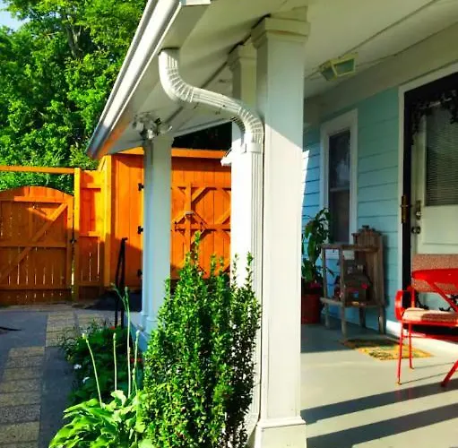 Peaceful Private Cottage, Walk To Park & 5 Mins To Downtown